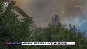 VIDEO Un incendiu din Piatra Neamț a distrus podul unui bloc. Doi locatari, tată și fiu, au fost reținuți